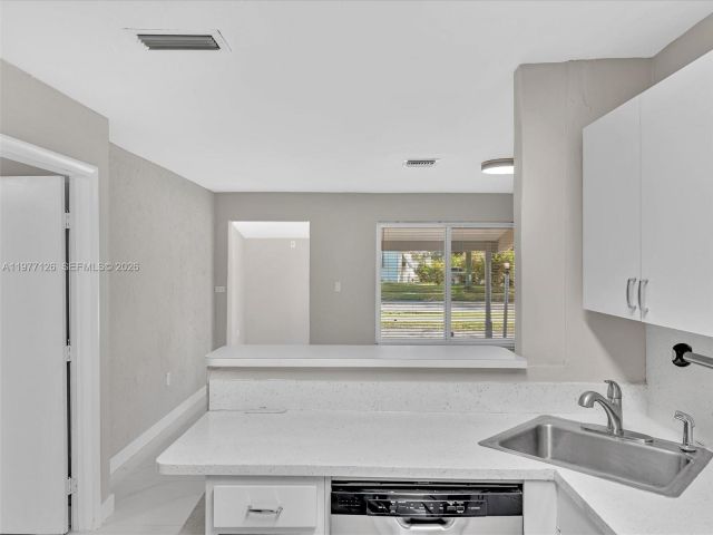 Дом в аренду по адресу 6800 Raleigh St - фото 7473117