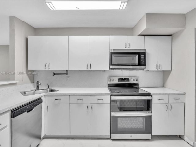 Дом в аренду по адресу 6800 Raleigh St - фото 7473119