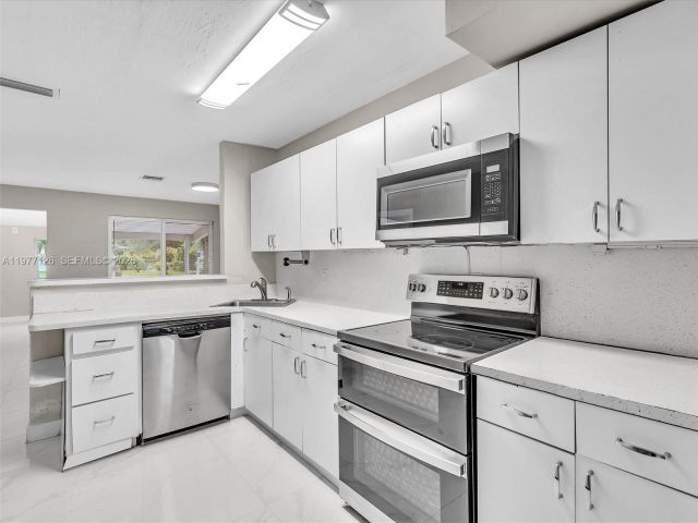 Дом в аренду по адресу 6800 Raleigh St - фото 7473120