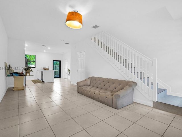 Продажа дома по адресу 1901 SW 5th Ct - фото 7482601