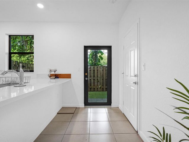 Продажа дома по адресу 1901 SW 5th Ct - фото 7482624