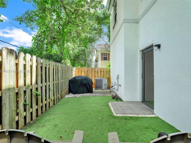 Продажа дома по адресу 1901 SW 5th Ct - фото 7482626