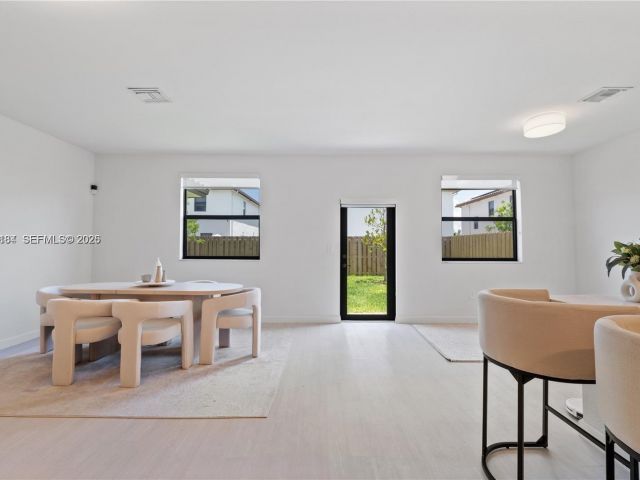 Дом в аренду по адресу 11932 SW 241st Ter 11932 - фото 7458954