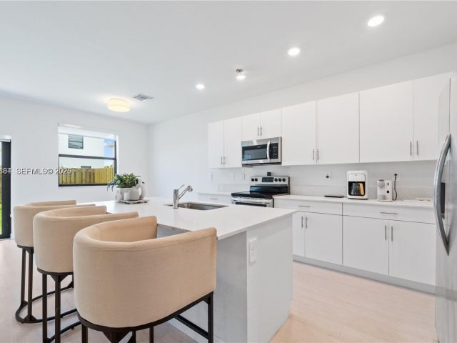 Дом в аренду по адресу 11932 SW 241st Ter 11932 - фото 7458958