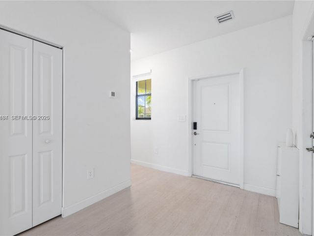 Дом в аренду по адресу 11932 SW 241st Ter 11932 - фото 7458960