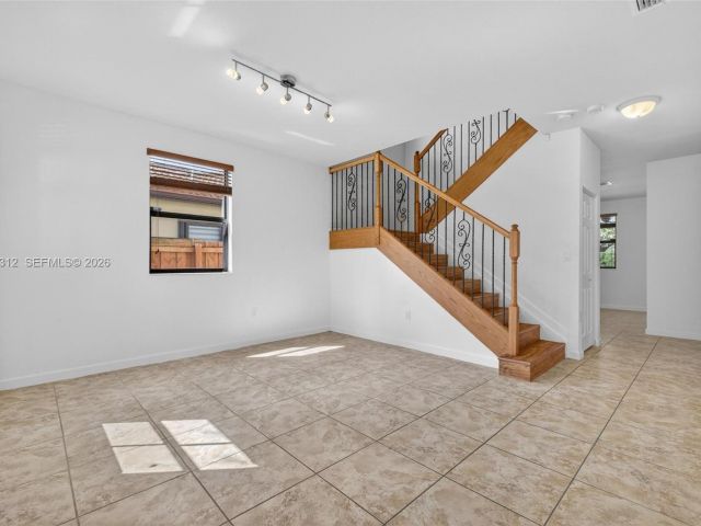 Дом в аренду по адресу 11561 SW 232nd Ln 11561 - фото 7458828