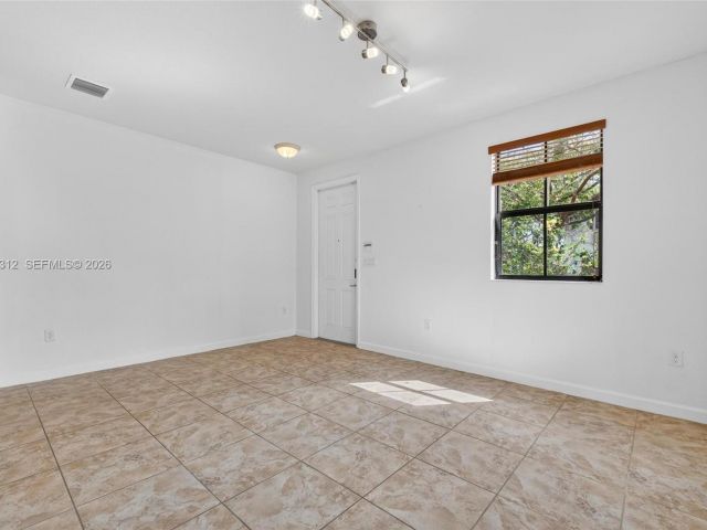 Дом в аренду по адресу 11561 SW 232nd Ln 11561 - фото 7458829