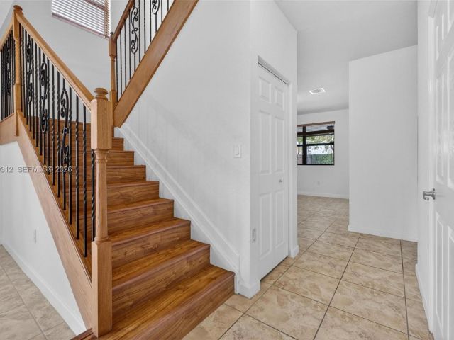 Дом в аренду по адресу 11561 SW 232nd Ln 11561 - фото 7458831