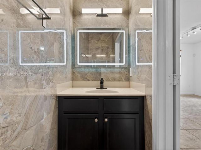 Дом в аренду по адресу 11561 SW 232nd Ln 11561 - фото 7458833