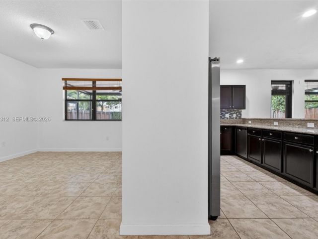 Дом в аренду по адресу 11561 SW 232nd Ln 11561 - фото 7458834