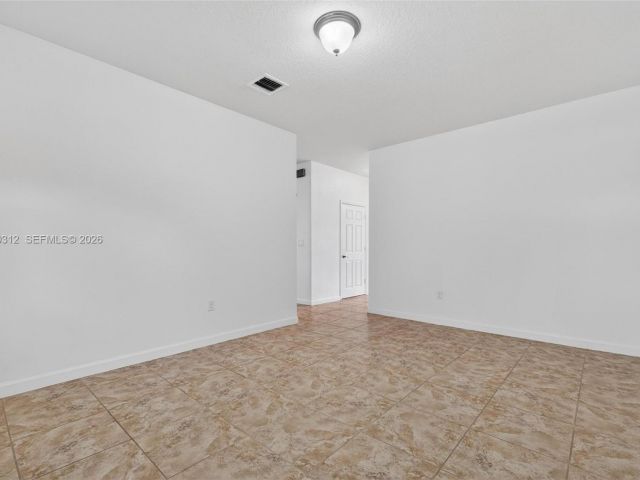 Дом в аренду по адресу 11561 SW 232nd Ln 11561 - фото 7458836