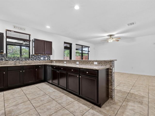 Дом в аренду по адресу 11561 SW 232nd Ln 11561 - фото 7458837