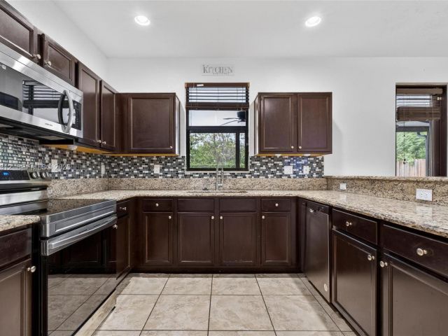 Дом в аренду по адресу 11561 SW 232nd Ln 11561 - фото 7458838