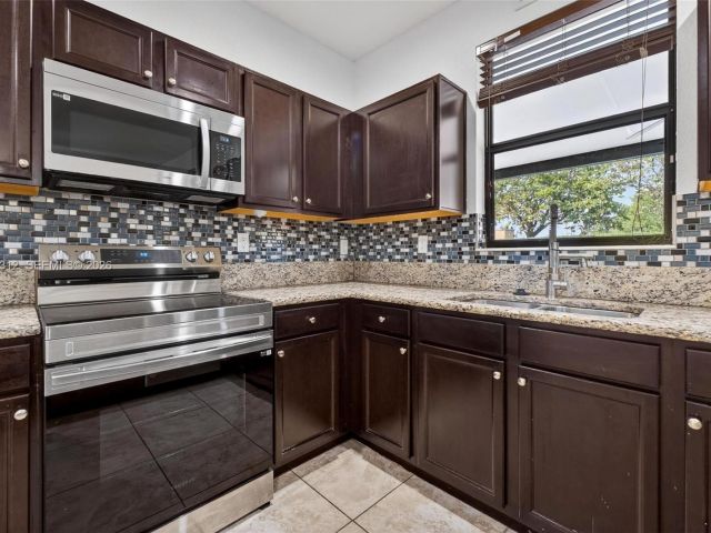 Дом в аренду по адресу 11561 SW 232nd Ln 11561 - фото 7458839