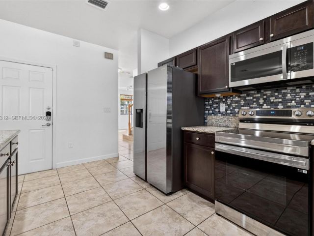 Дом в аренду по адресу 11561 SW 232nd Ln 11561 - фото 7458840