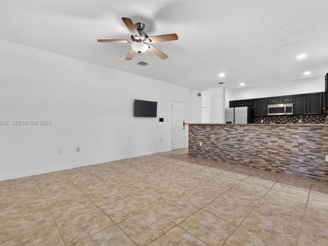 Дом в аренду по адресу 11561 SW 232nd Ln 11561 - фото 7458844