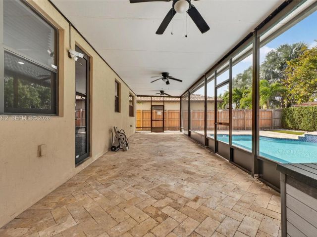 Дом в аренду по адресу 11561 SW 232nd Ln 11561 - фото 7458845