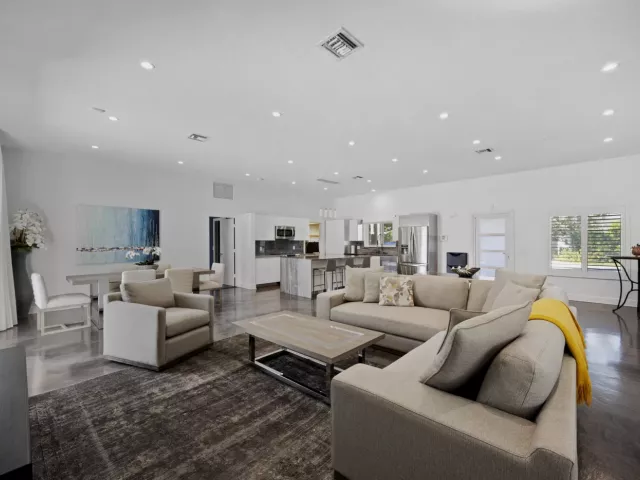 Продажа дома по адресу 930 NW 4th Court - фото 8895172