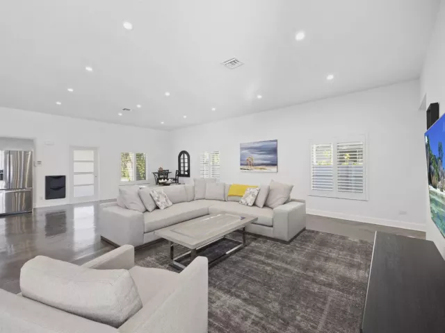 Продажа дома по адресу 930 NW 4th Court - фото 8895173