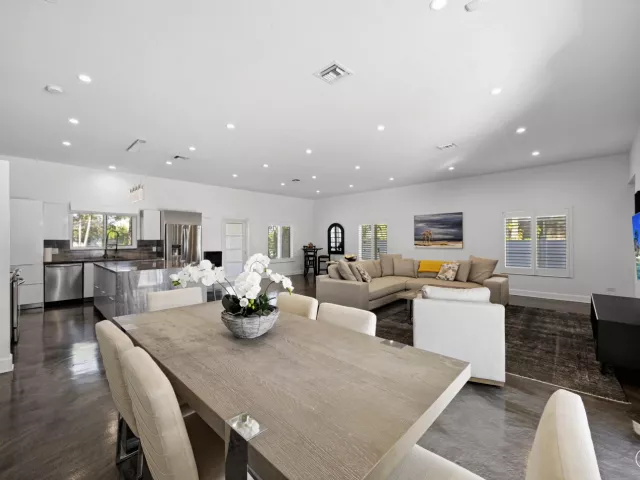 Продажа дома по адресу 930 NW 4th Court - фото 8895176