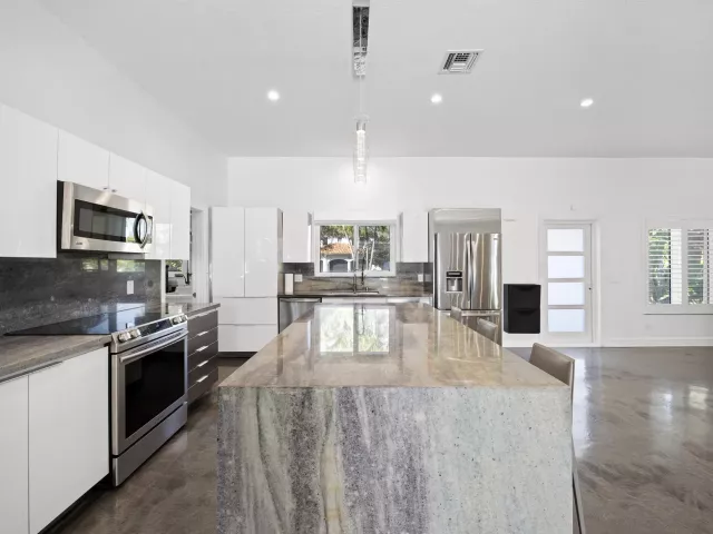 Продажа дома по адресу 930 NW 4th Court - фото 8895179