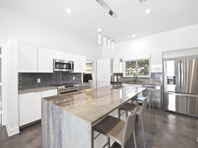 Продажа дома по адресу 930 NW 4th Court - фото 8895180