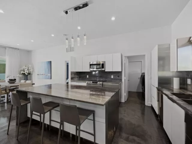 Продажа дома по адресу 930 NW 4th Court - фото 8895181