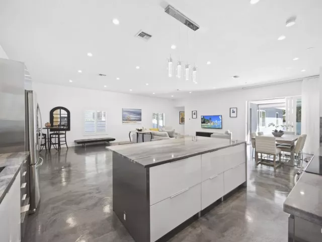 Продажа дома по адресу 930 NW 4th Court - фото 8895183
