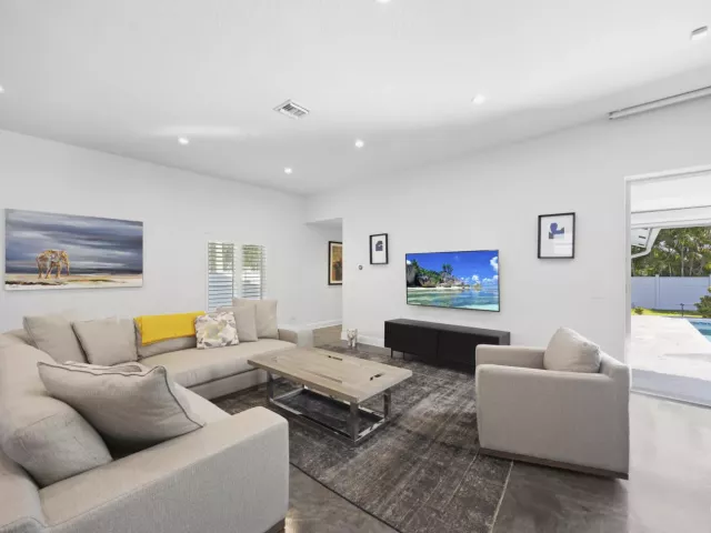 Продажа дома по адресу 930 NW 4th Court - фото 8895170