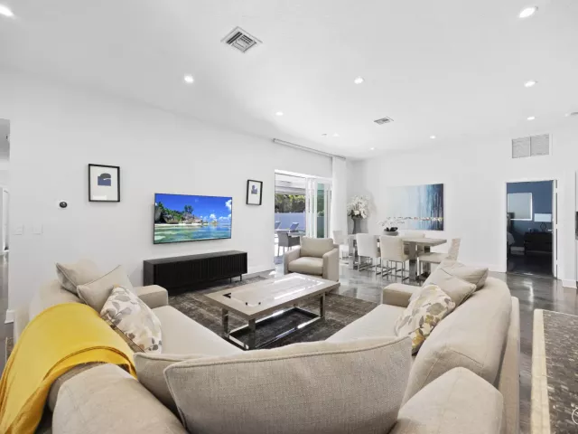 Продажа дома по адресу 930 NW 4th Court - фото 8895171