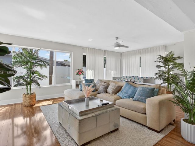 Продажа дома по адресу 2136 NE 56th Pl - фото 7481893