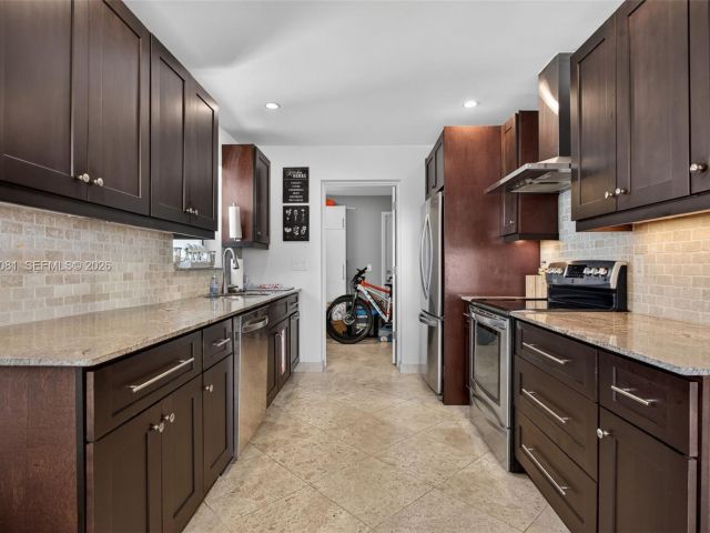 Продажа дома по адресу 2136 NE 56th Pl - фото 7481897