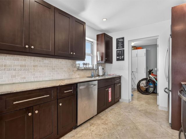 Продажа дома по адресу 2136 NE 56th Pl - фото 7481898