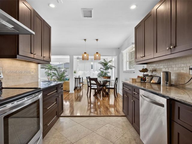 Продажа дома по адресу 2136 NE 56th Pl - фото 7481899