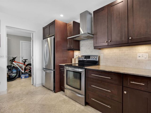 Продажа дома по адресу 2136 NE 56th Pl - фото 7481900