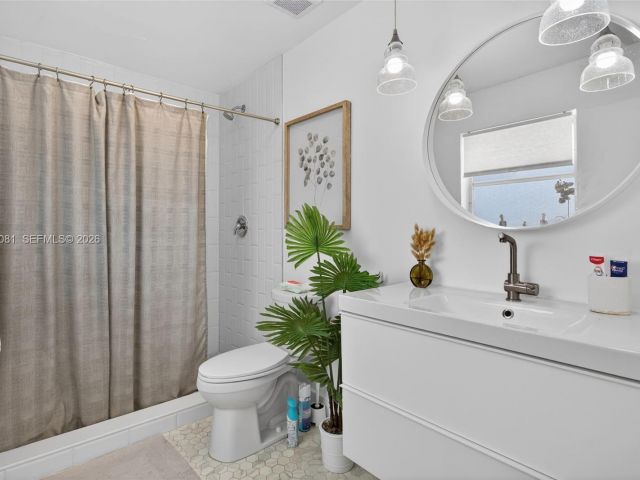 Продажа дома по адресу 2136 NE 56th Pl - фото 7481903