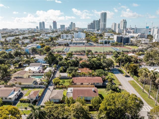 Продажа дома по адресу 1255 Lenox Ave - фото 7468431