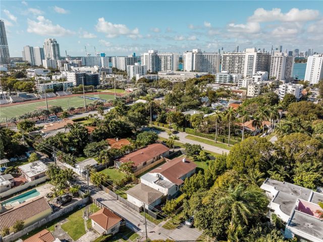 Продажа дома по адресу 1255 Lenox Ave - фото 7468433