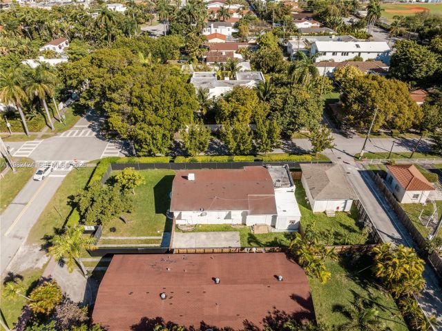 Продажа дома по адресу 1255 Lenox Ave - фото 7468440