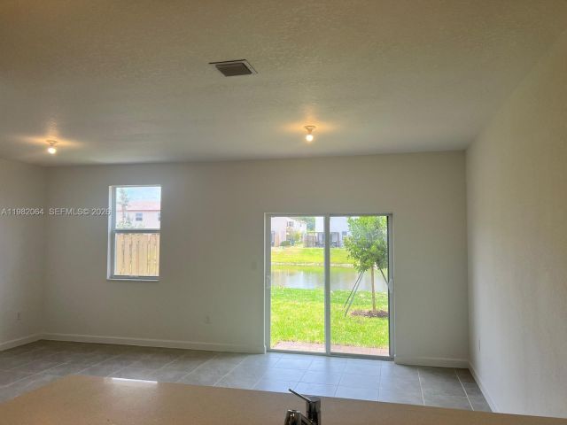 Дом в аренду по адресу 12560 NW 22nd Pl - фото 7466265