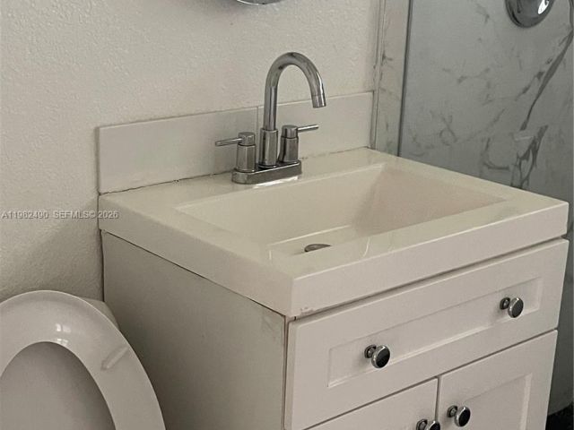 Дом в аренду по адресу 881 NE 156 TER. - фото 7480789