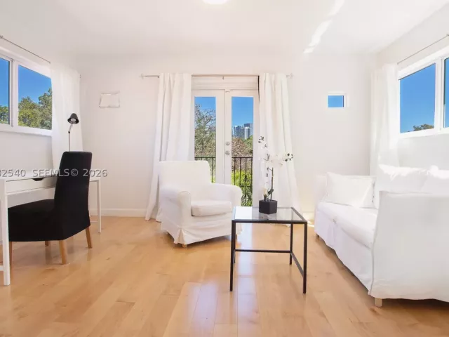 Продажа дома по адресу 100 SW 26th Rd - фото 9133608