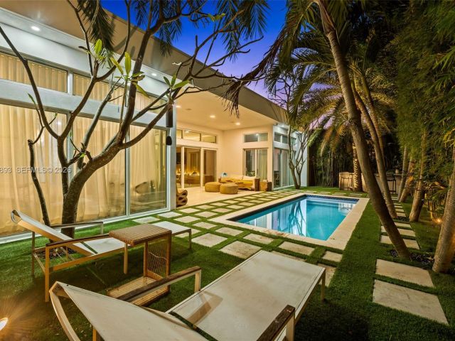 Продажа дома по адресу 865 W 47th St - фото 7468337