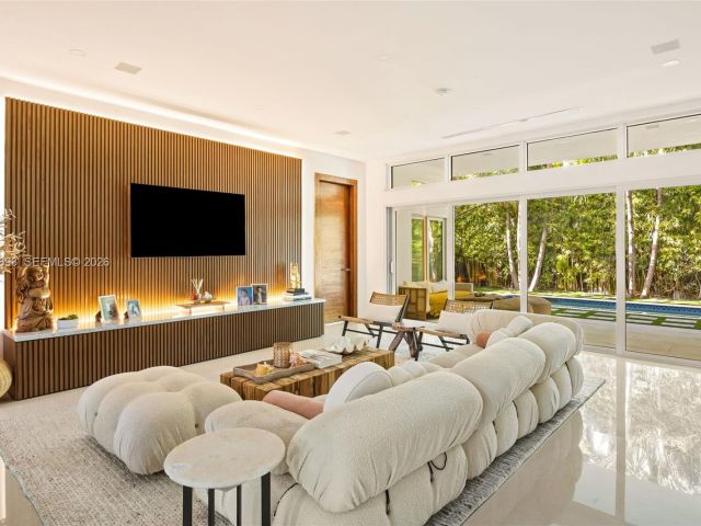 Продажа дома по адресу 865 W 47th St - фото 7468338