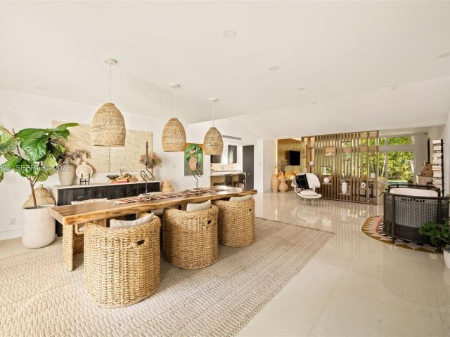 Продажа дома по адресу 865 W 47th St - фото 7468343