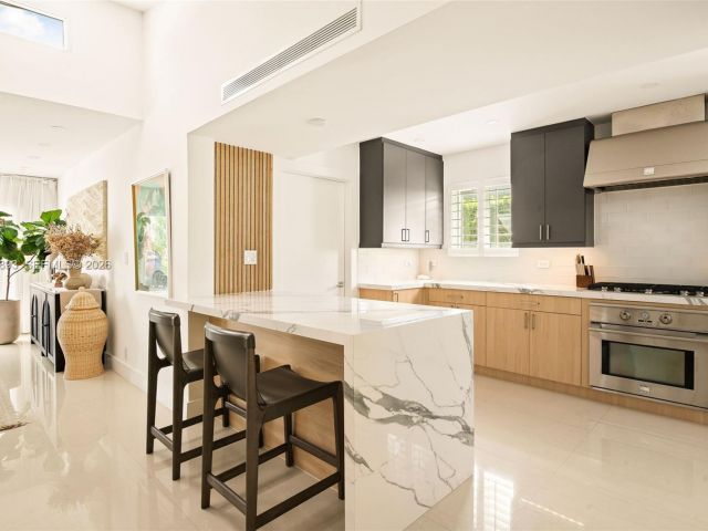 Продажа дома по адресу 865 W 47th St - фото 7468348