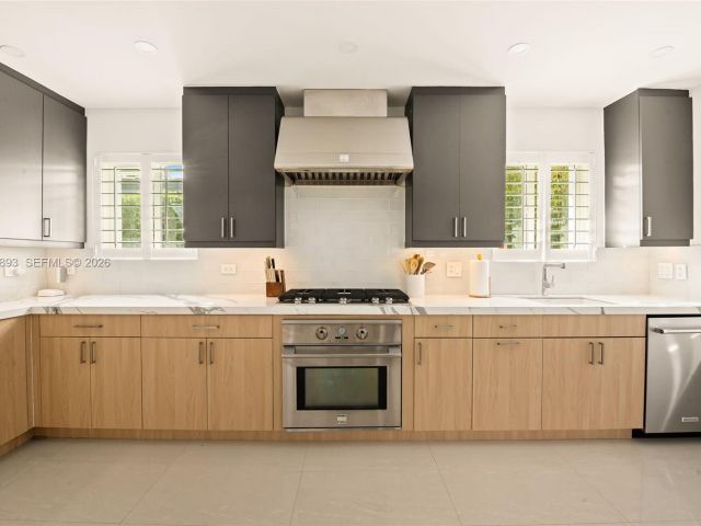 Продажа дома по адресу 865 W 47th St - фото 7468350