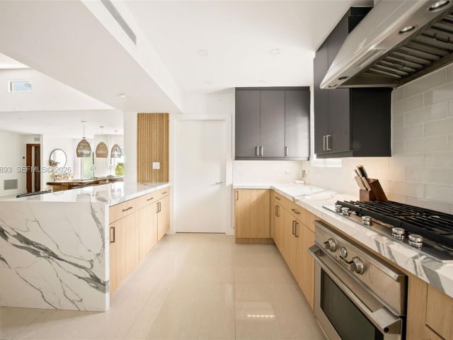 Продажа дома по адресу 865 W 47th St - фото 7468353