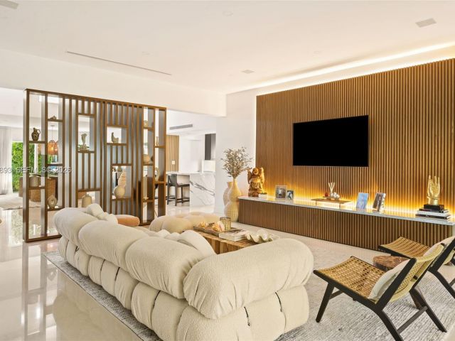 Продажа дома по адресу 865 W 47th St - фото 7468354