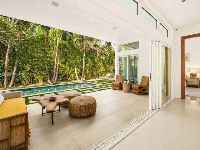 Продажа дома по адресу 865 W 47th St - фото 7468355